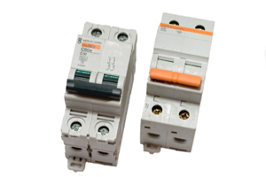 Двухполюсные автоматические выключатели компании "Shneider Electric" для защиты от "сверхтоков" и перегрузки. 