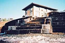 Ландшафтная лестница из искусственного камня между террасами на крутом ландшафтном склоне